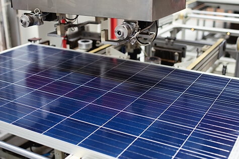 Hochwertige Spannsätze als ideale Verbindung zwischen Antriebswelle und Riemenrad in Förderanlagen für Solarpanels | RINGFEDER® 